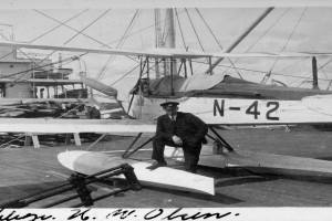 Bilde av 1. telegrafist K. W. Ohrem med flyet N-42